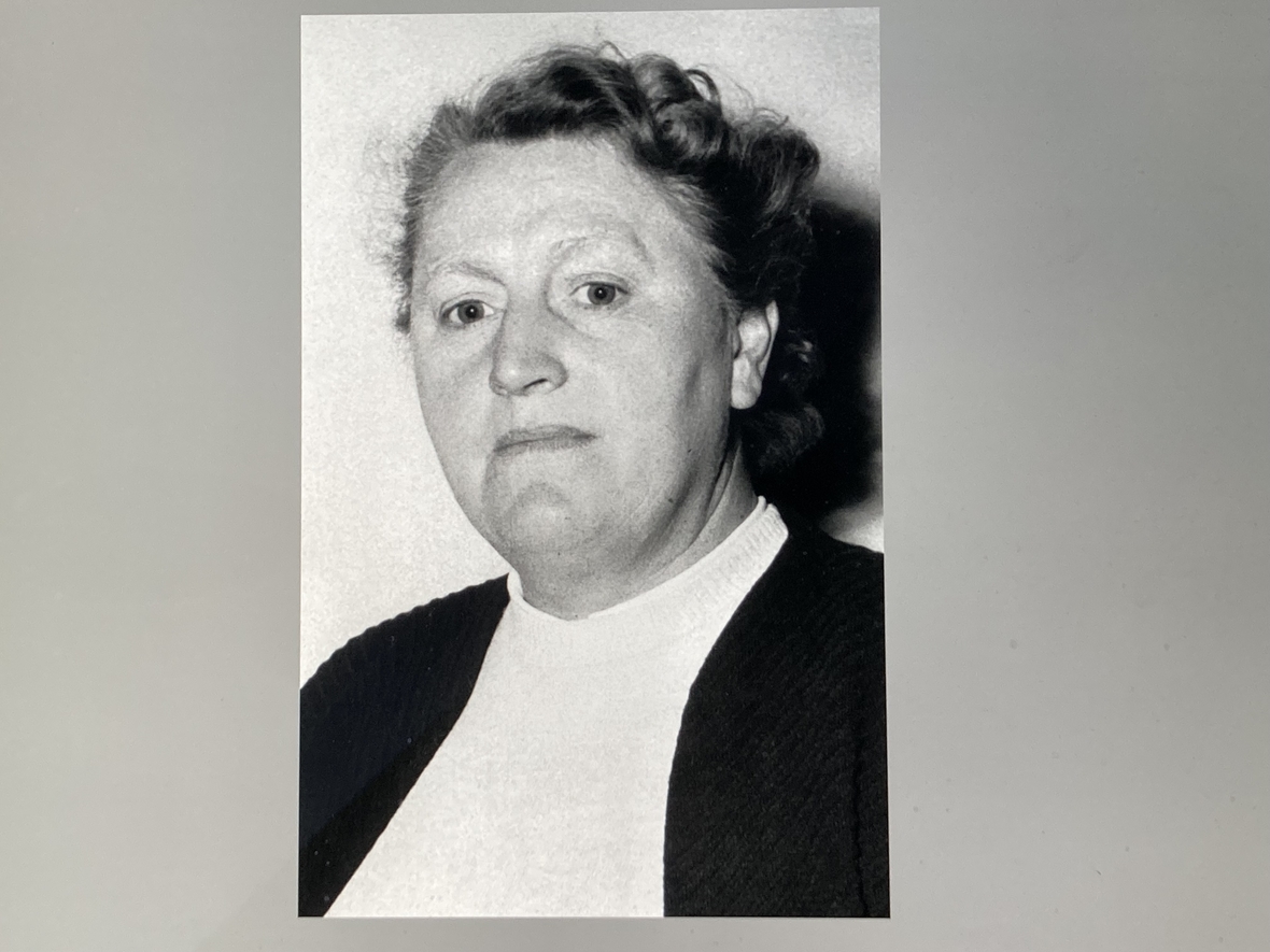 Dr. Elisabeth Selbert, SPD, lebte von 1896-1986. Sie war Mitglied des Parlamentarischen Rates. Sie kämpfte dafür, dass der Satz "Männer und Frauen sind gleichberechtigt" im Grundgesetz steht. 