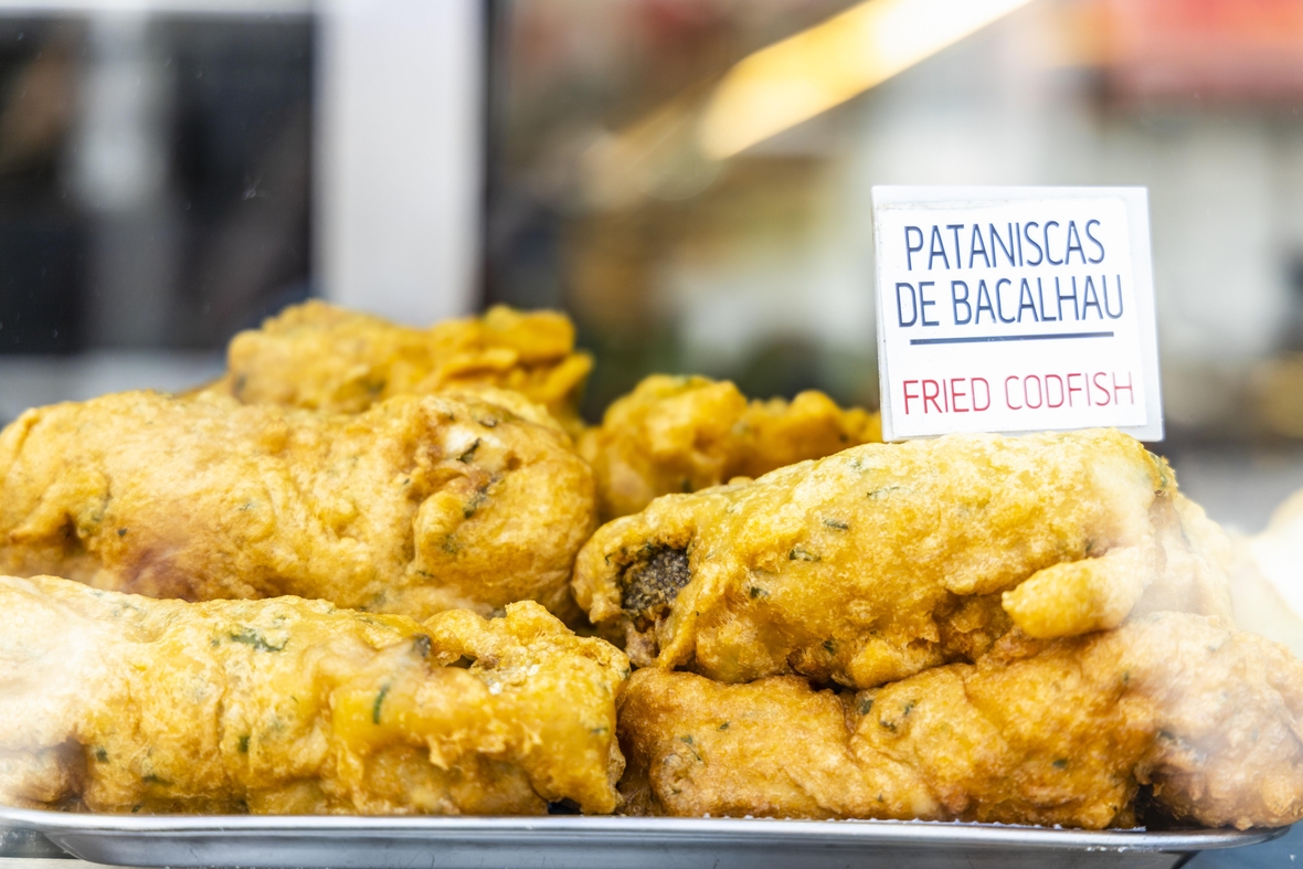 Frittierter Kabeljau, bekannt als "Pataniscas de bacalhau", ist ein typischer portugiesischer Fischsnack.