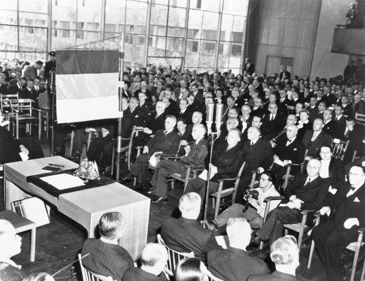 Die letzte Sitzung des Parlamentarischen Rates 1949. Auf dem Tisch liegt das Grundgesetz zur Unterschrift bereit.
