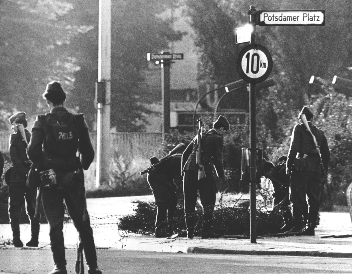 Die Berliner Mauer Wird Gebaut 1961 Politik Fur Kinder Einfach Erklart Hanisauland De