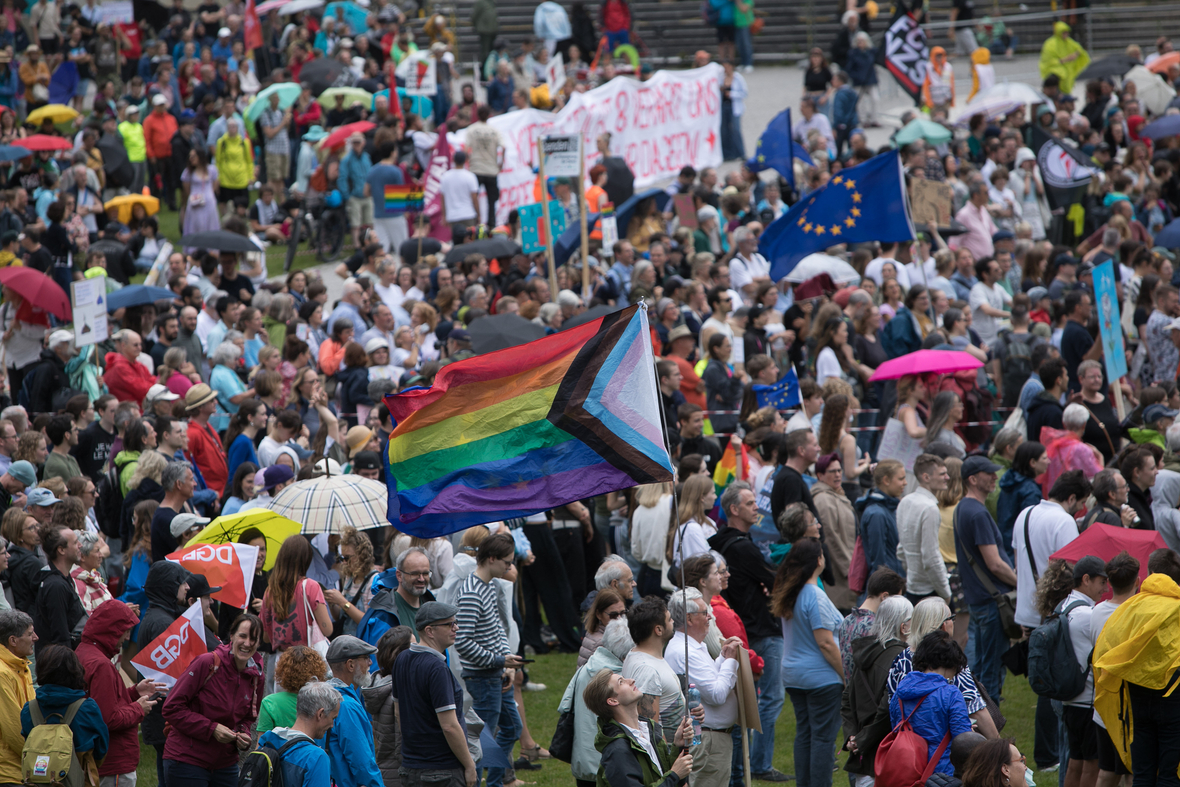 Europa lebt vom Engagement der Menschen - heute sind viele Millionen Menschen von der Idee einer europäischen Einigung begeistert. Hier sieht man eine Demonstration für Vielfalt und Demokratie in Europa im Juni 2024.