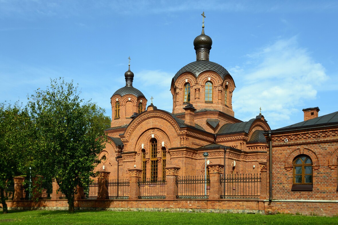 Außenaufnahme der orthodoxen Kirche des Heiligen Nikolaus in einem kleinem Ort im Osten von Polen