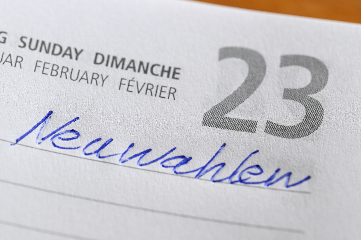 Blick in einen Kalender. Dort ist notiert "Neuwahlen" beim Datum des 23. Februar 2025.