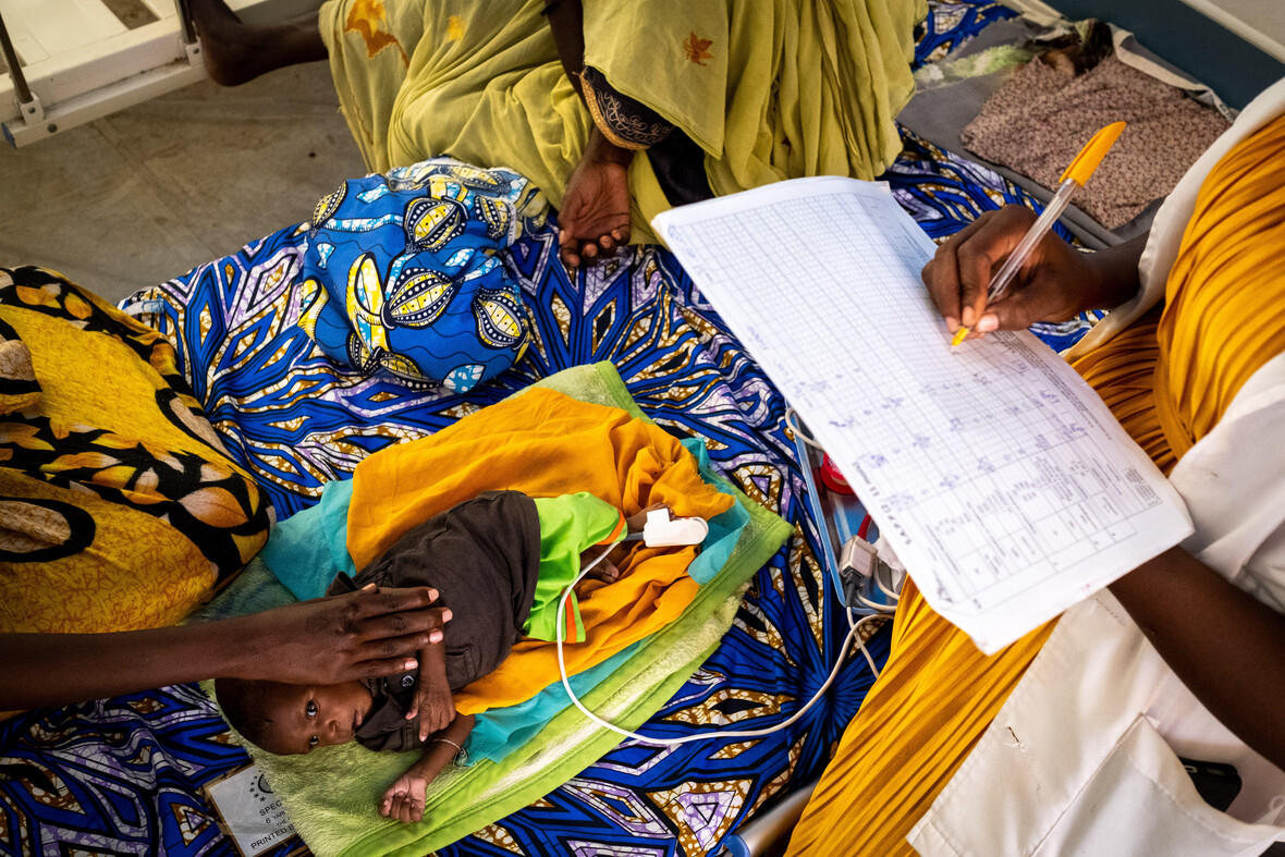 Ein unterernährtes Kleinkind wird in einem Krankenhaus im Tschad untersucht. Nach dem Ausbruch des Bürgerkriegs im Sudan fanden hundertausende Flüchtlinge Zuflucht im Tschad.