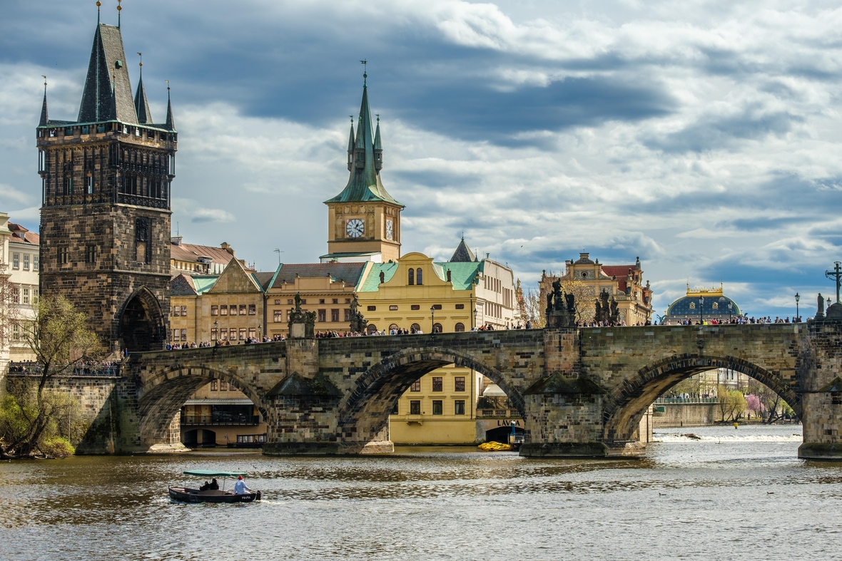 Die Karlsbrücke in der Hauptstadt Prag erstreckt sich über den Fluß Moldau.