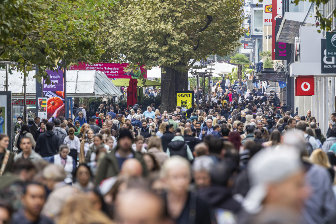 Menschenmassen bewegen sich durch eine Großstadt. Bild steht für sozialen Wandel