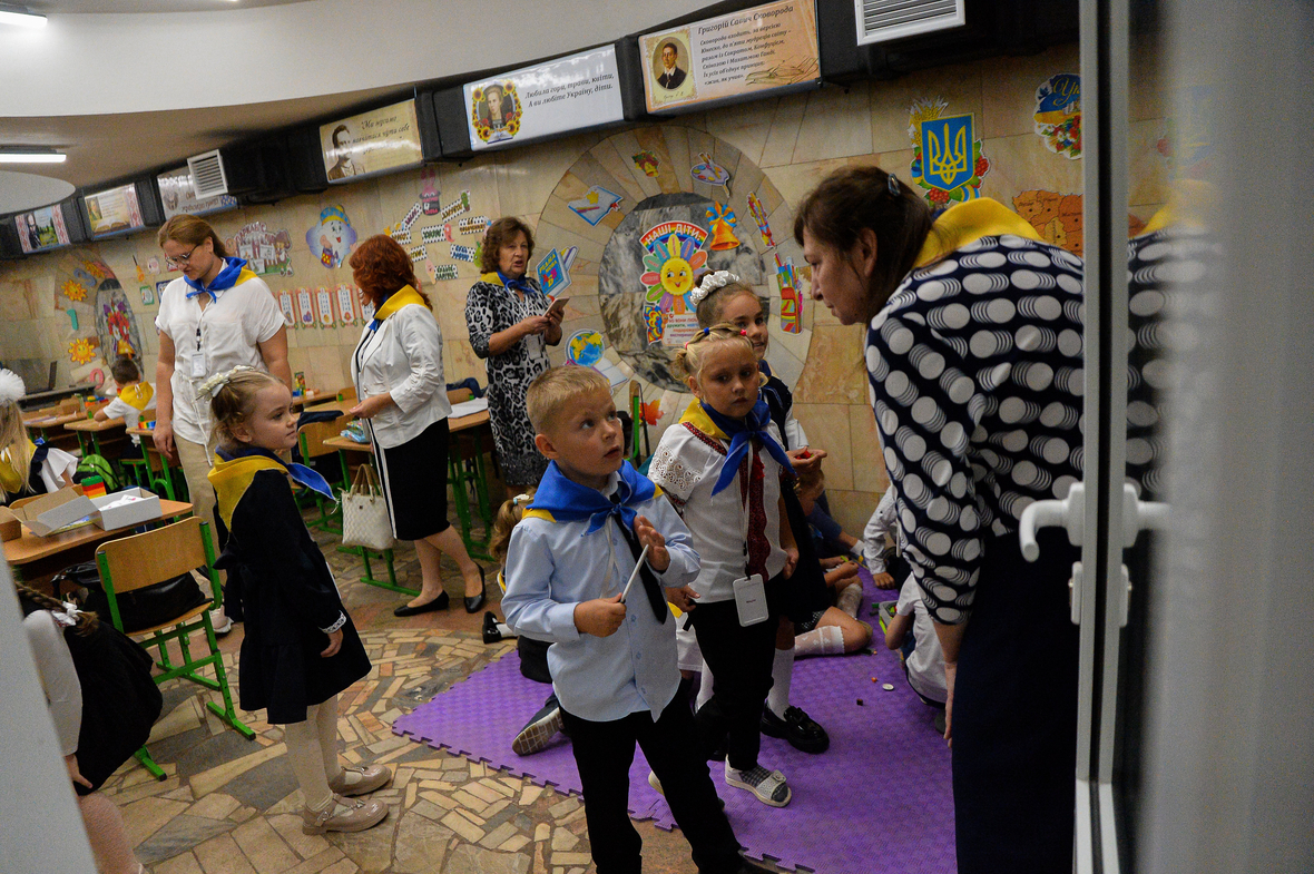 Der russische Angriffskrieg verändert auch den Unterricht in der Ukraine. In der Stadt Charkiw werden Klassenzimmer in der U-Bahn errichtet. Dort sind Kinder und Lehrkräfte sicher vor russischen Angriffen. Hier sprechen sie an ihrem ersten Schultag miteinander.