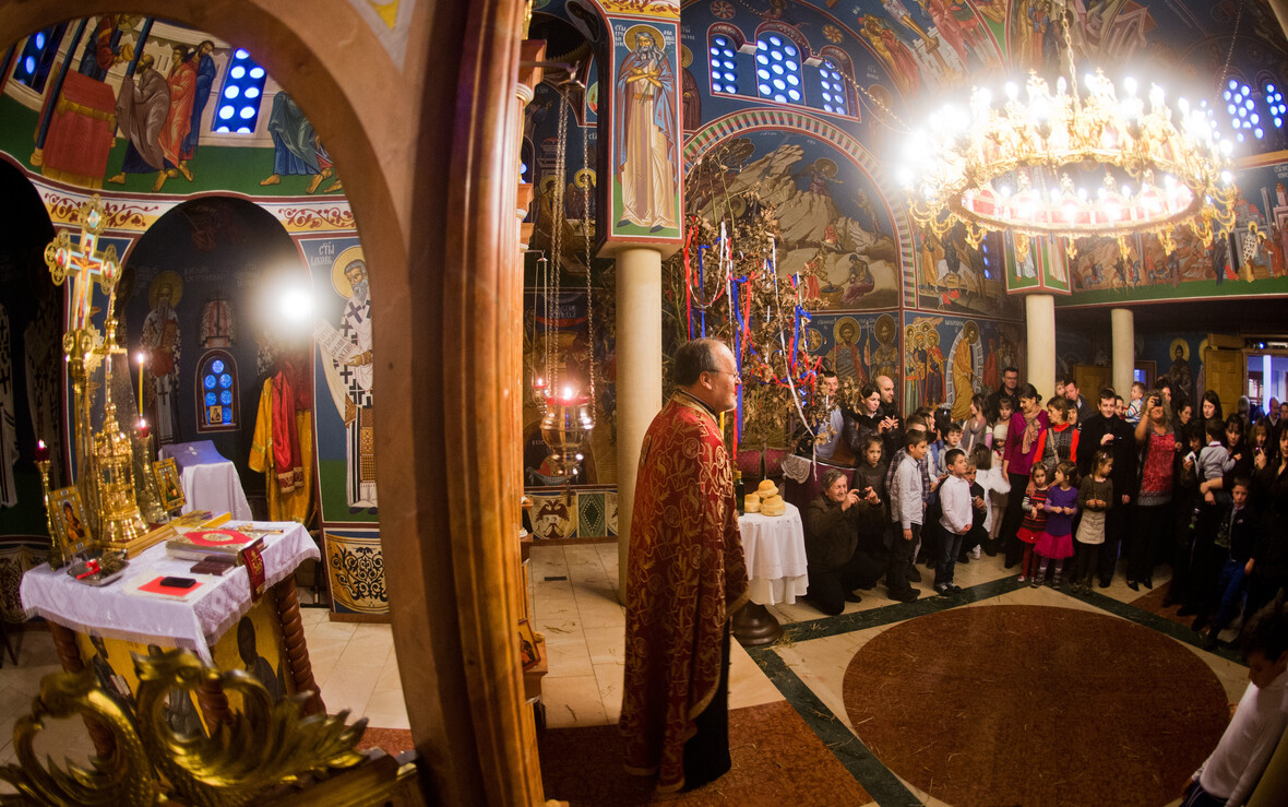 Der Priester der serbisch orthodoxen Gemeinde bei einer Andacht zum Weihnachtsfest in der Kirche der Heiligen Sava in Hannover.