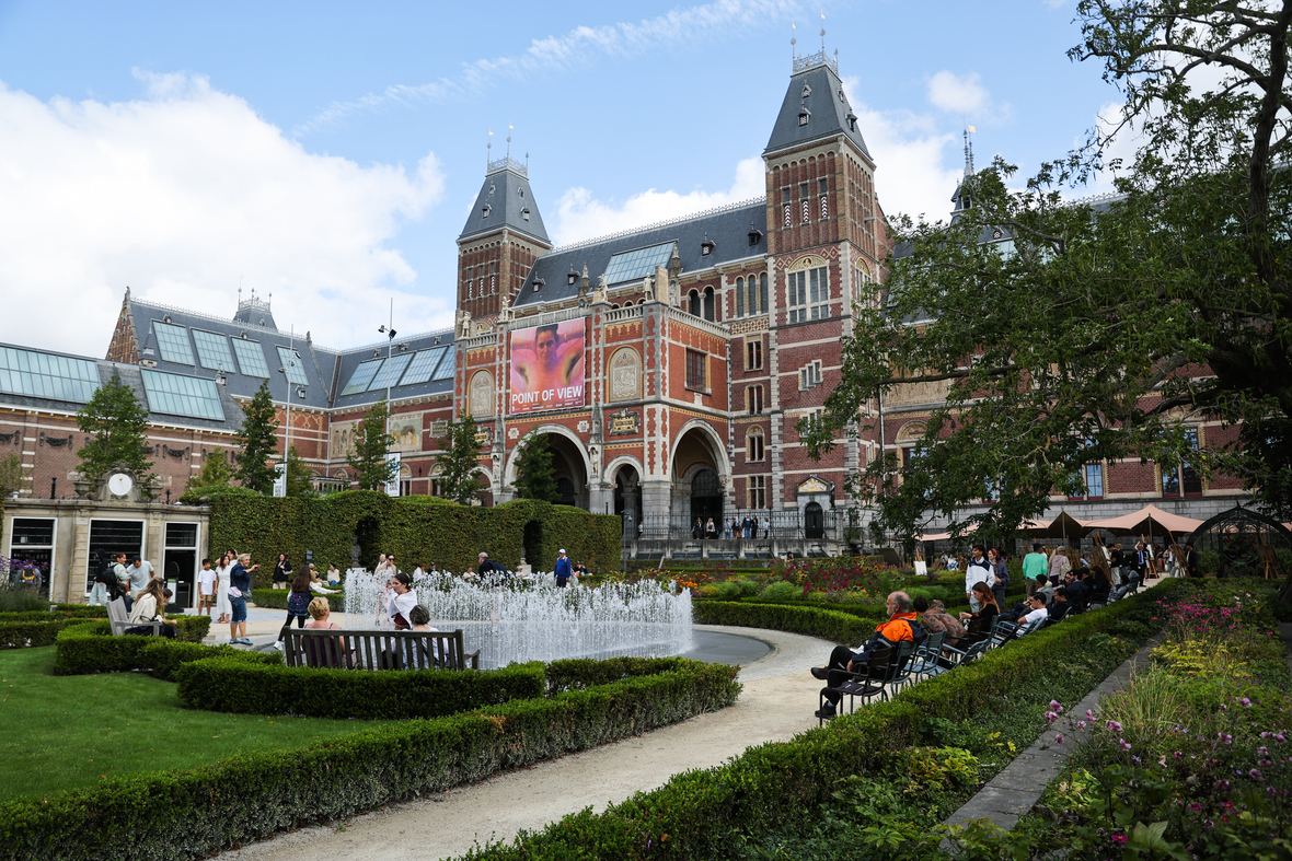 Das Rijksmuseum Amsterdam ist das größte niederländische Nationalmuseum. Das Foto zeigt einen Blick auf die Fassade des Gebäudes.