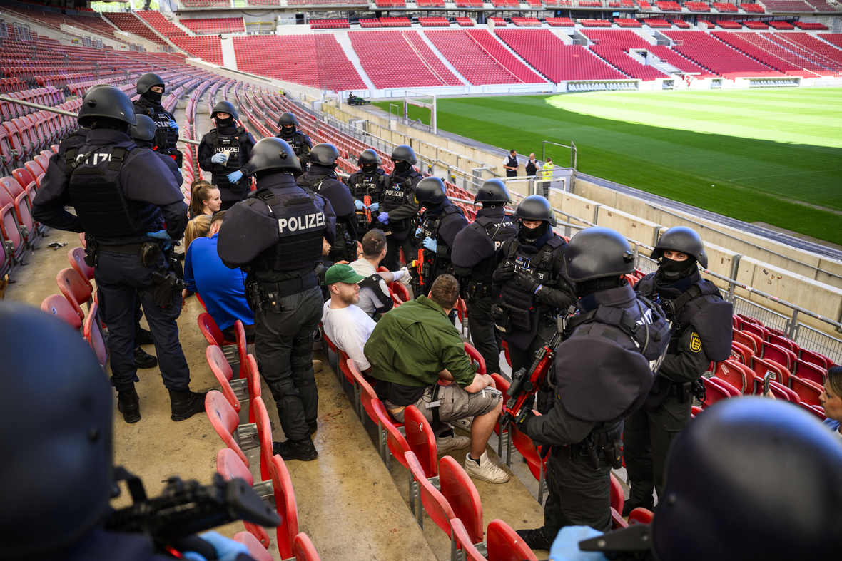 Die Polizei, Rettungsdienste und anderer Behörden und Organisationen mit Sicherheitsaufgaben bereiten sich im Mai 2024 mit einer praktischen Übung auf die Fußball-EM 2024 vor. 