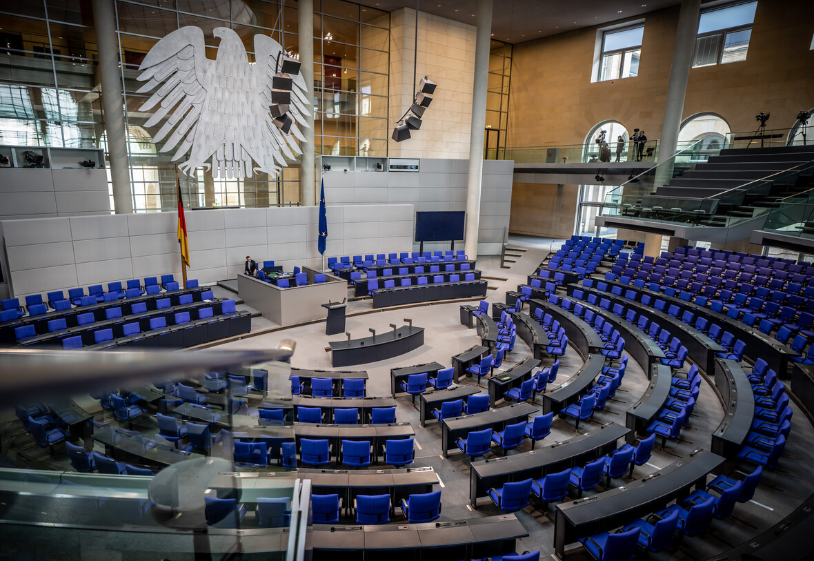 Blick in den leeren Bundestag