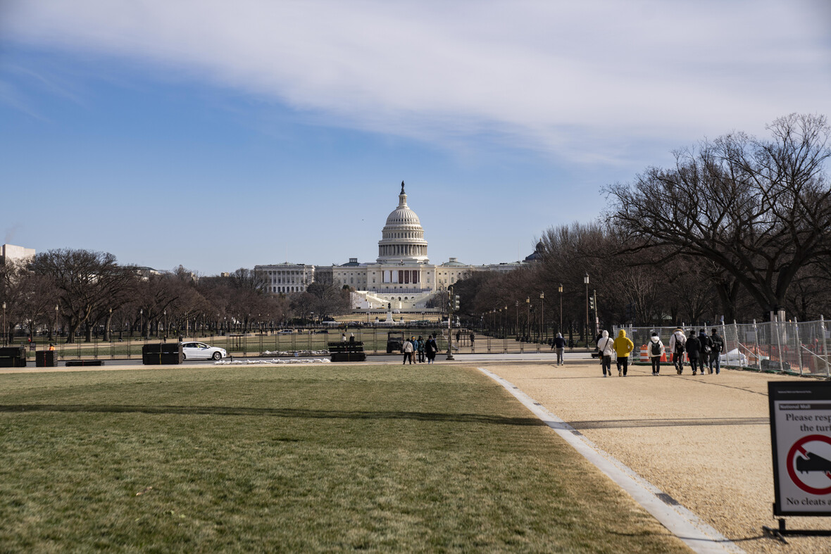 In Washington, D.C., der Hauptstadt der USA, werden Vorbereitungen für die Amtseinführung am 20. Januar 2025 getroffen. Donald Trump wird an diesem Tag als Präsident vereidigt und zieht ins "Weiße Haus" ein, das im Hintergrund steht. Das Weiße Haus ist der Amtssitz des US-Präsidenten.