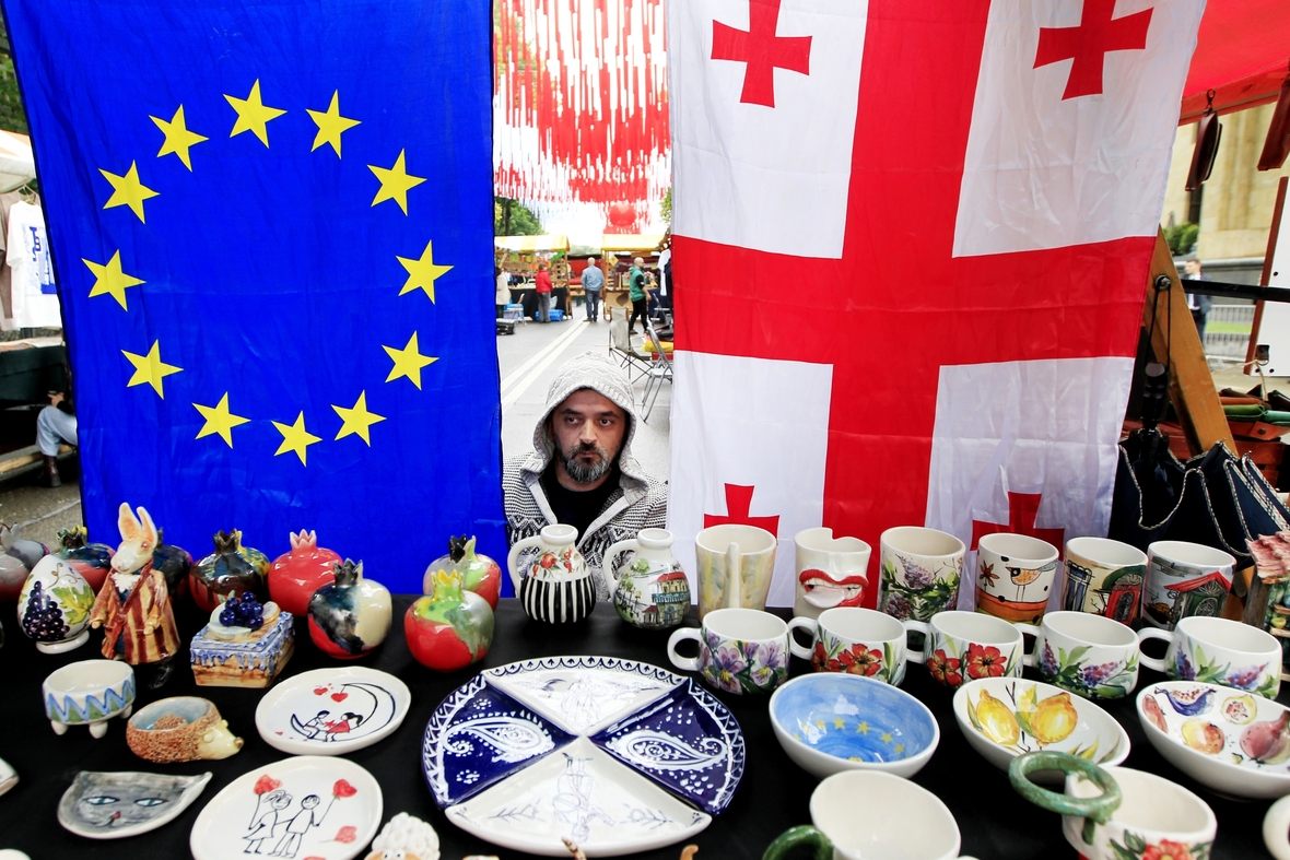 26. Mai 2024: Während der Feierlichkeiten zum Unabhängigkeitstag verkauft dieser Mann neben traditionellen Souvenirs auch Flaggen der Europäischen Union und Georgiens.
