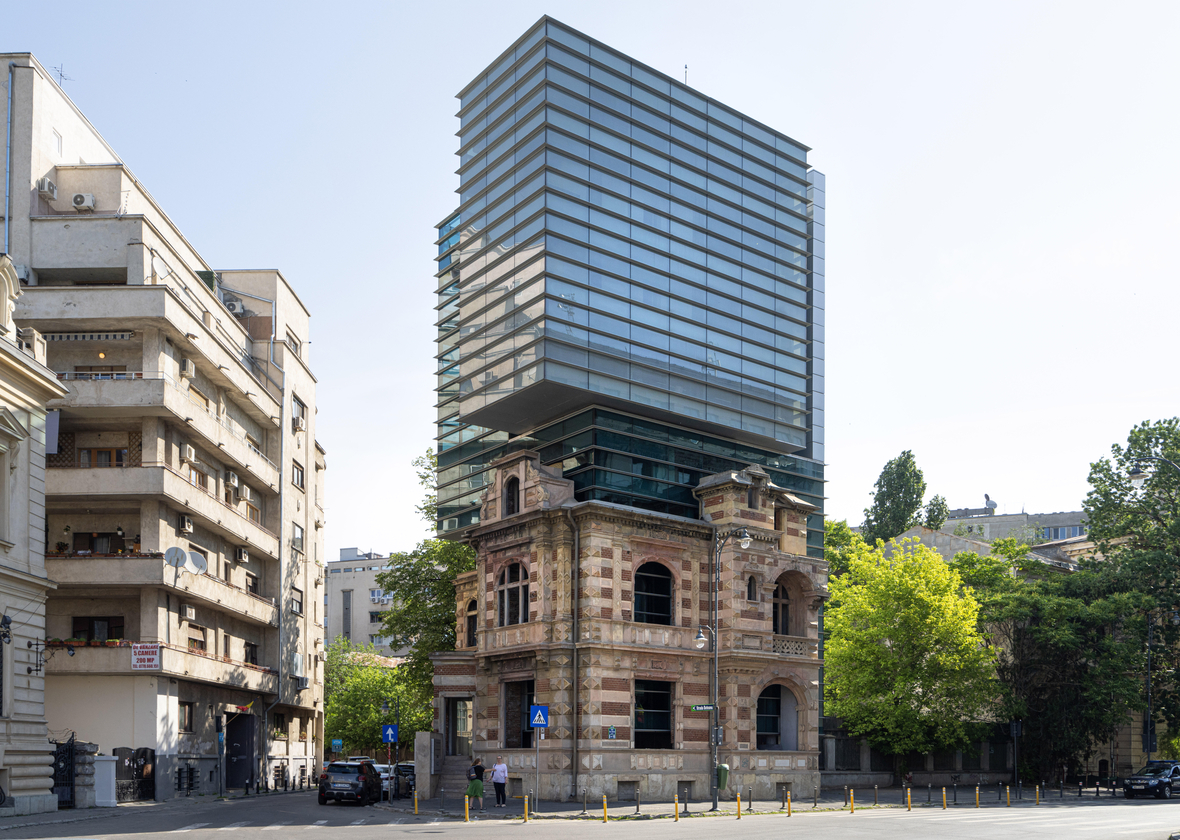 Die rumänische Hauptstadt Bukarest ist die achtgrößte Stadt der Europäischen Union. In der Stadt gibt es viele verschiedene Baustile. Hier wurde auf ein altes Haus neue Etagen mit moderner Glasfassade gebaut.