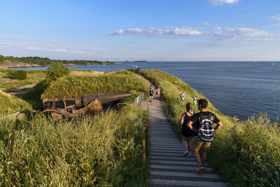 Viele Gäste besuchen jedes Jahr die Festungsanlagen Suomenlinna. Die Festung ist 18. Jahrhundert entstanden. Sie liegt auf Inseln vor der finnischen Hauptstadt Helsinki und gehört zum UNESCO-Welterbe.  