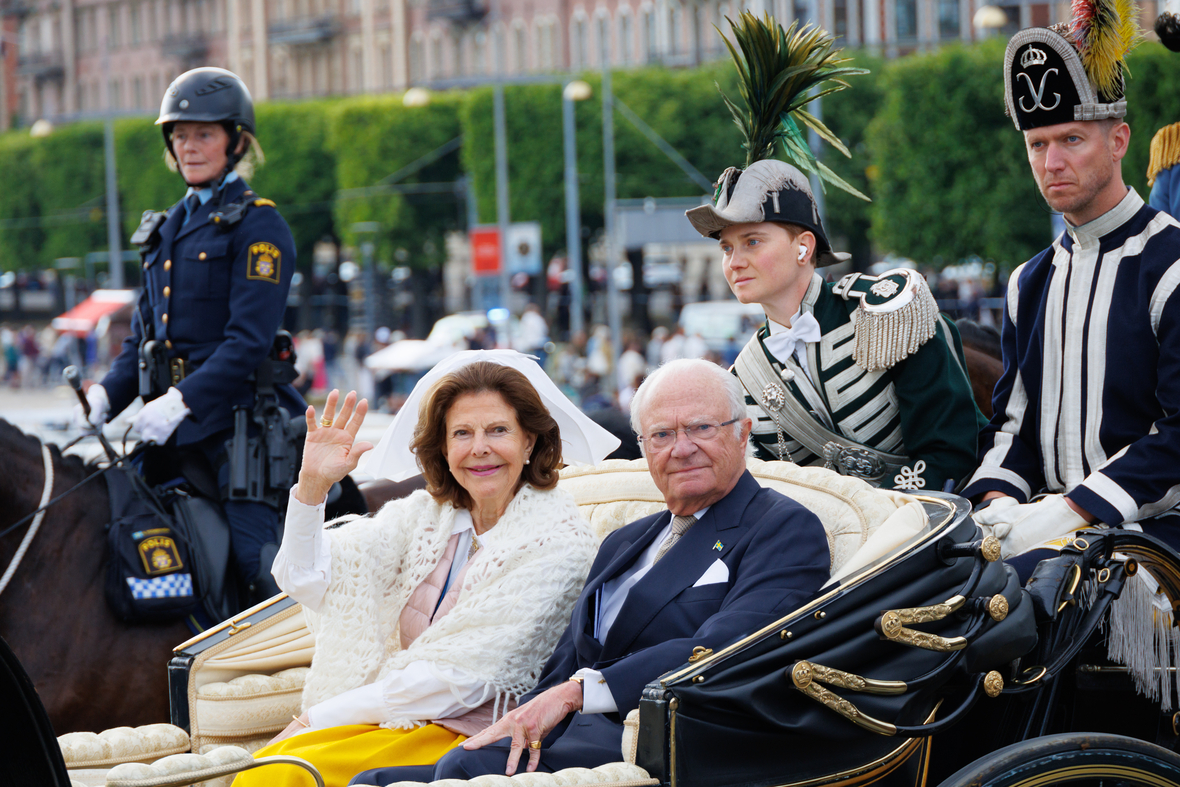 König Carl Gustaf XVI. von Schweden mit Königin Silvia verlassen mit königlichen Gefolge den Palast in Stockholm. Der Grund für die Feier ist der schwedische Nationalfeiertag am 6. Juni. 