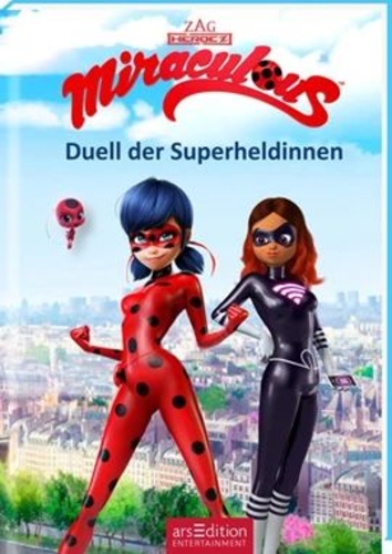 Die Titelheldin Ladybug steht in ihrem Superheldinnenanzug im Vordergrund. Hinter ihr steht eine junge Frau in einem schwarze Superheldinnenanzug.