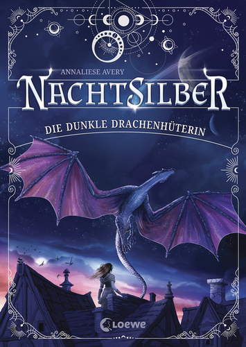 Ein Mädchen steht bei Nacht auf dem Dach eines Hauses. Sie blickt in den Himmel, wo ein großer Drache fliegt.