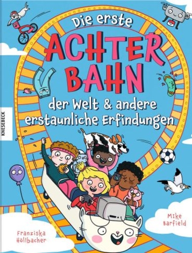 Vier Kinder sitzen in einem Achterbahn-Waggon der aussieht wie eine Katze.